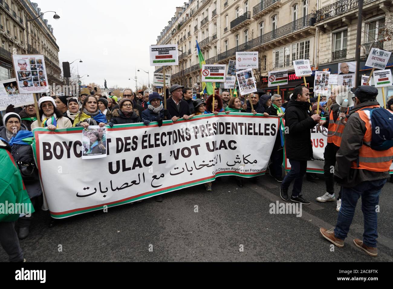 Paris, France. 1er décembre 2019. La diaspora algérienne en France mars pour une transition démocratique en Algérie le 1 décembre 2019 à Paris, France. Banque D'Images