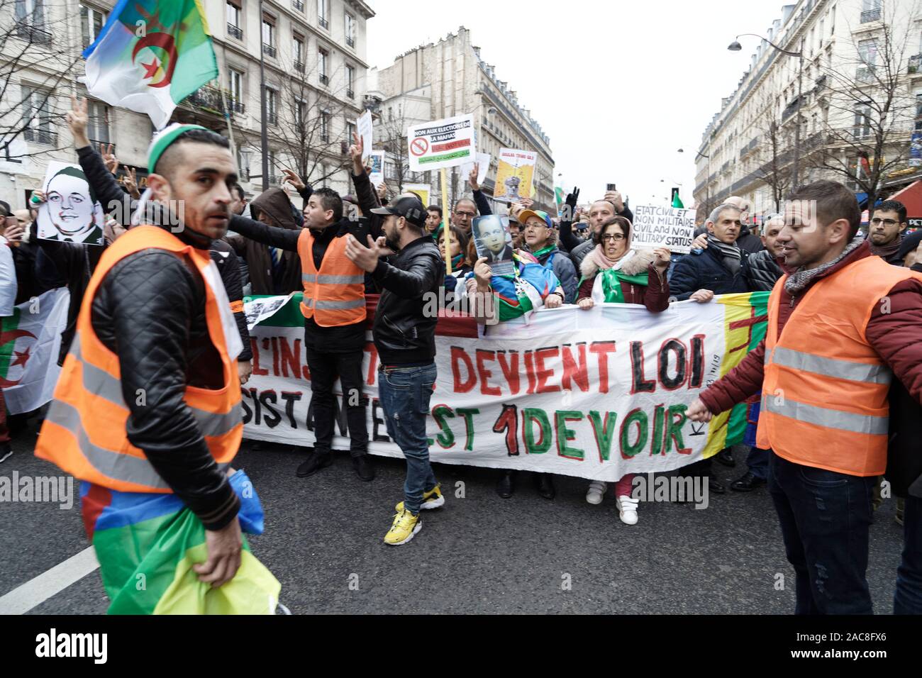 Paris, France. 1er décembre 2019. La diaspora algérienne en France mars pour une transition démocratique en Algérie le 1 décembre 2019 à Paris, France. Banque D'Images