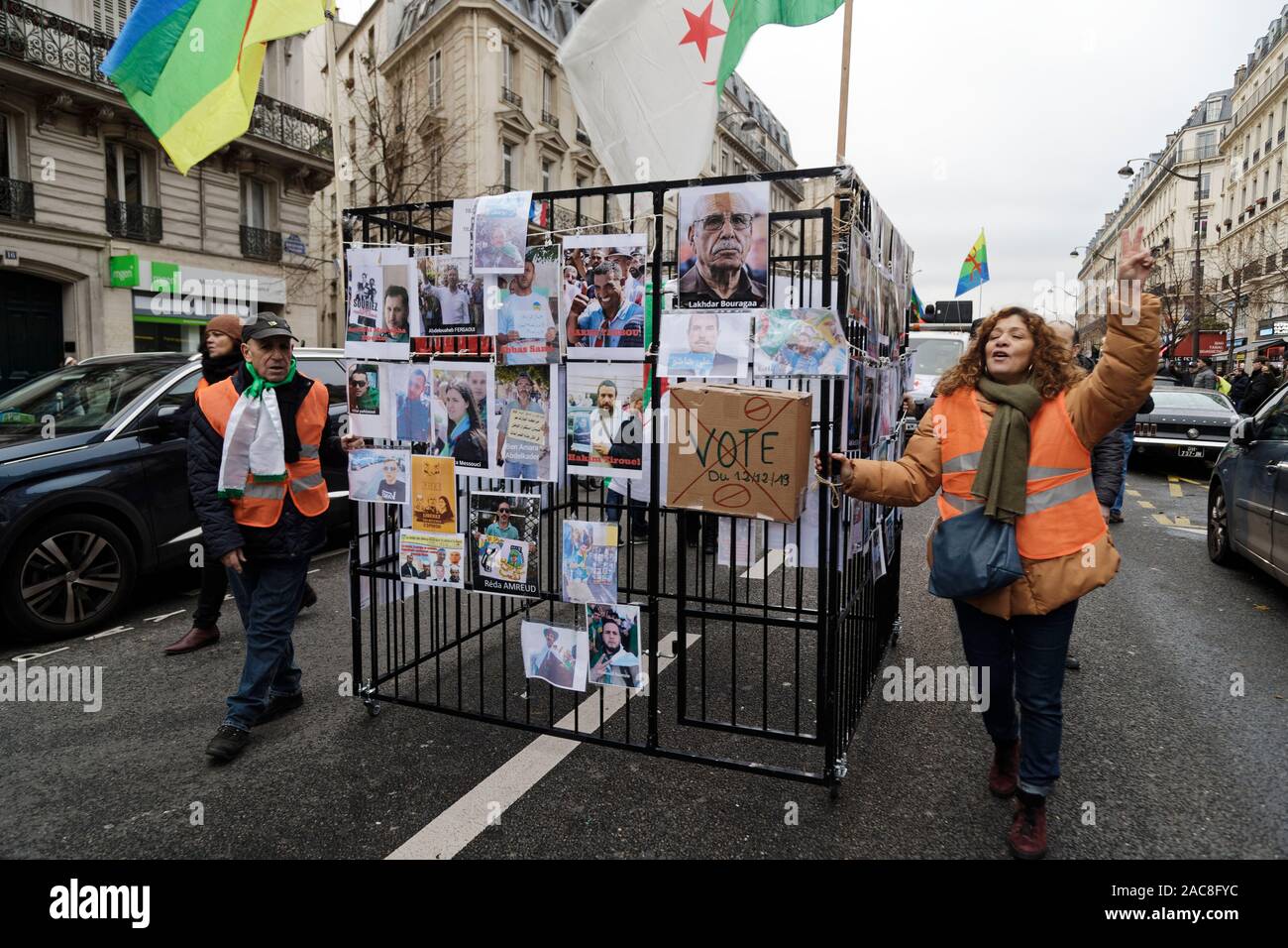 Paris, France. 1er décembre 2019. La diaspora algérienne en France mars pour une transition démocratique en Algérie le 1 décembre 2019 à Paris, France. Banque D'Images