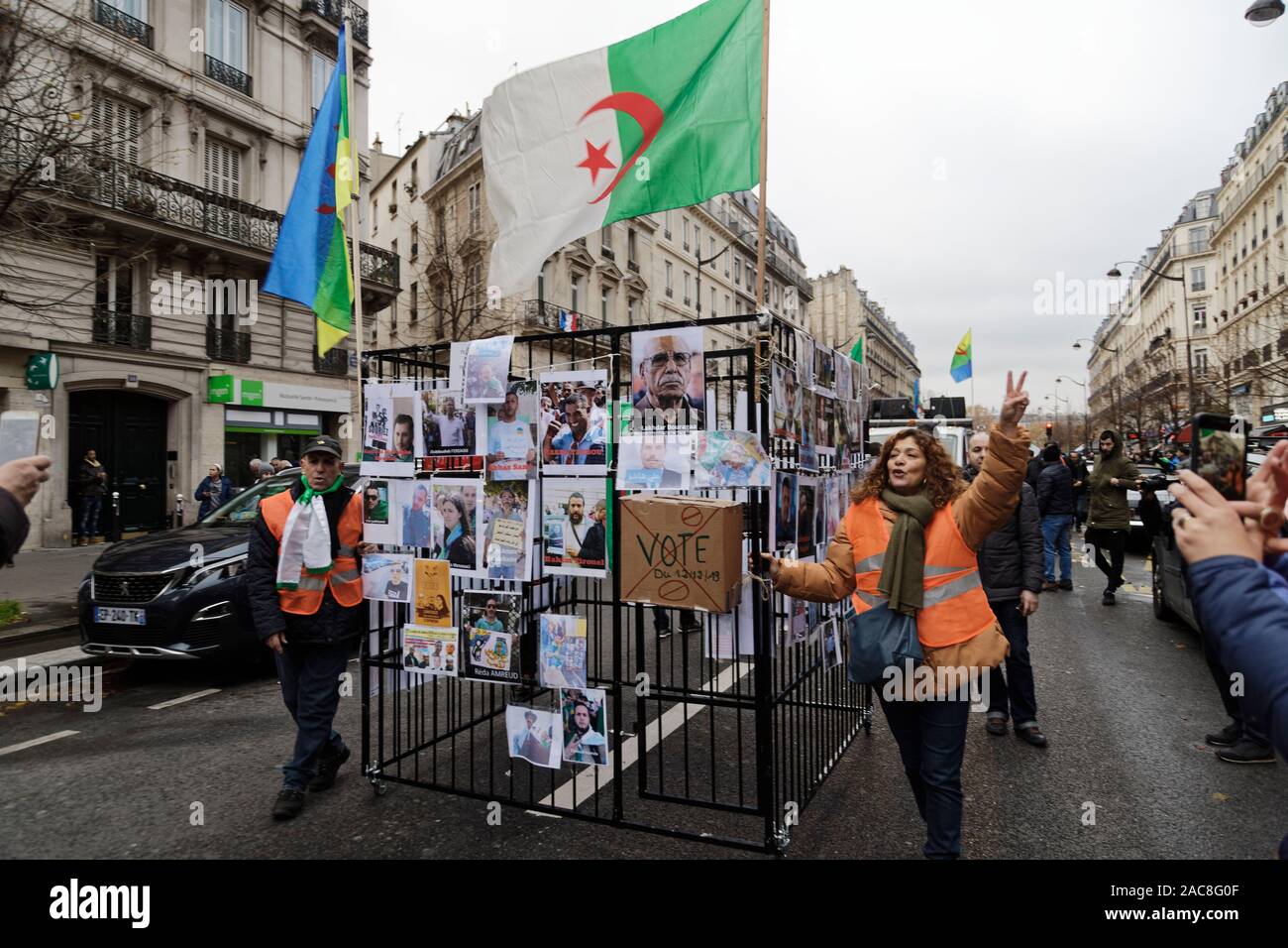 Paris, France. 1er décembre 2019. La diaspora algérienne en France mars pour une transition démocratique en Algérie le 1 décembre 2019 à Paris, France. Banque D'Images