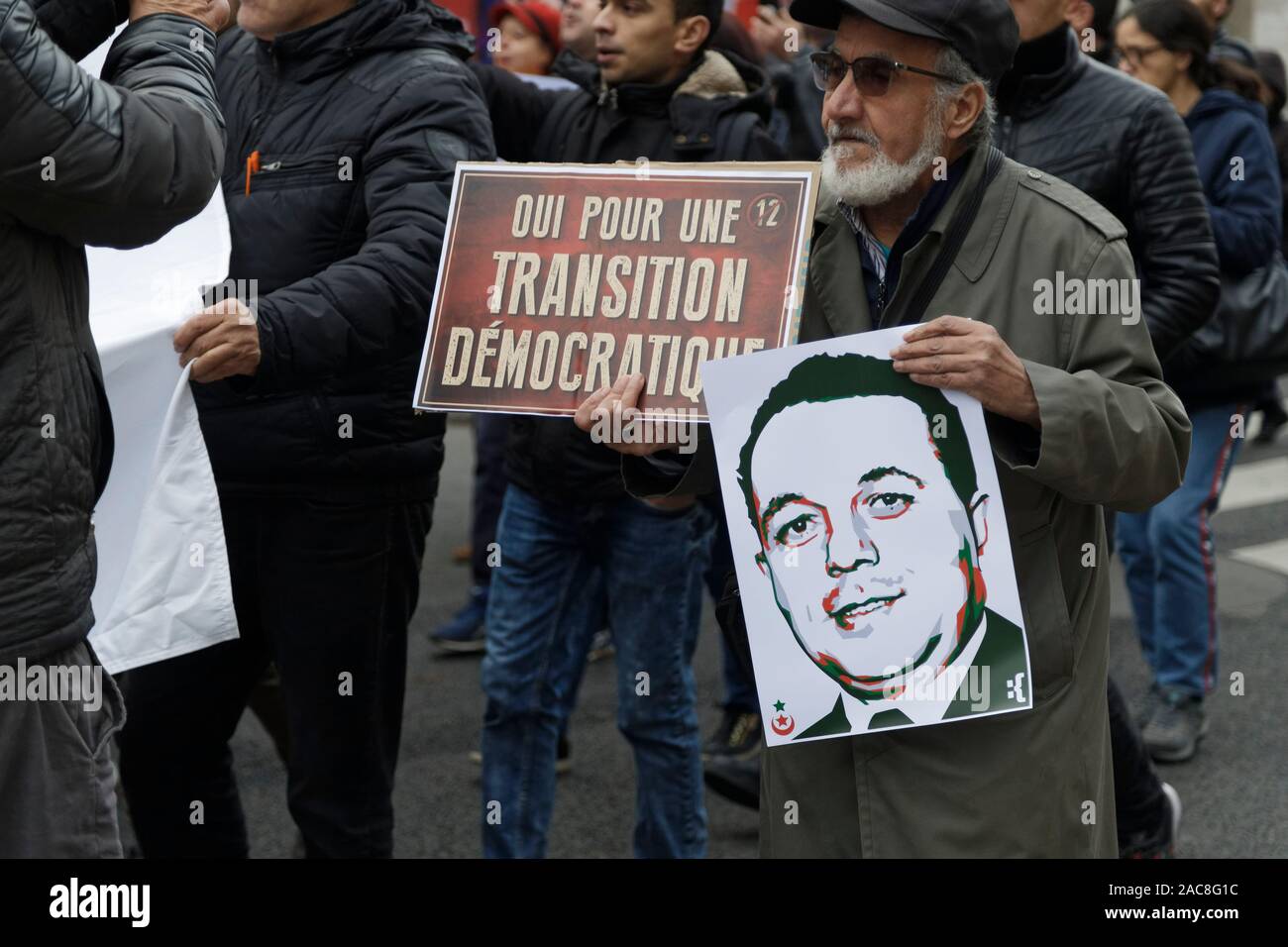 Paris, France. 1er décembre 2019. La diaspora algérienne en France mars pour une transition démocratique en Algérie le 1 décembre 2019 à Paris, France. Banque D'Images