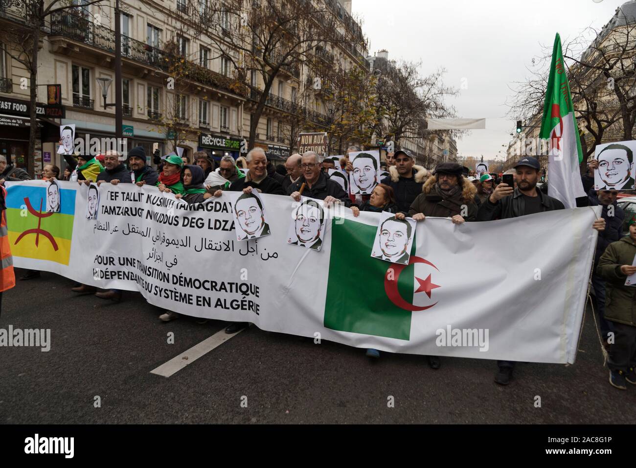 Paris, France. 1er décembre 2019. La diaspora algérienne en France mars pour une transition démocratique en Algérie le 1 décembre 2019 à Paris, France. Banque D'Images