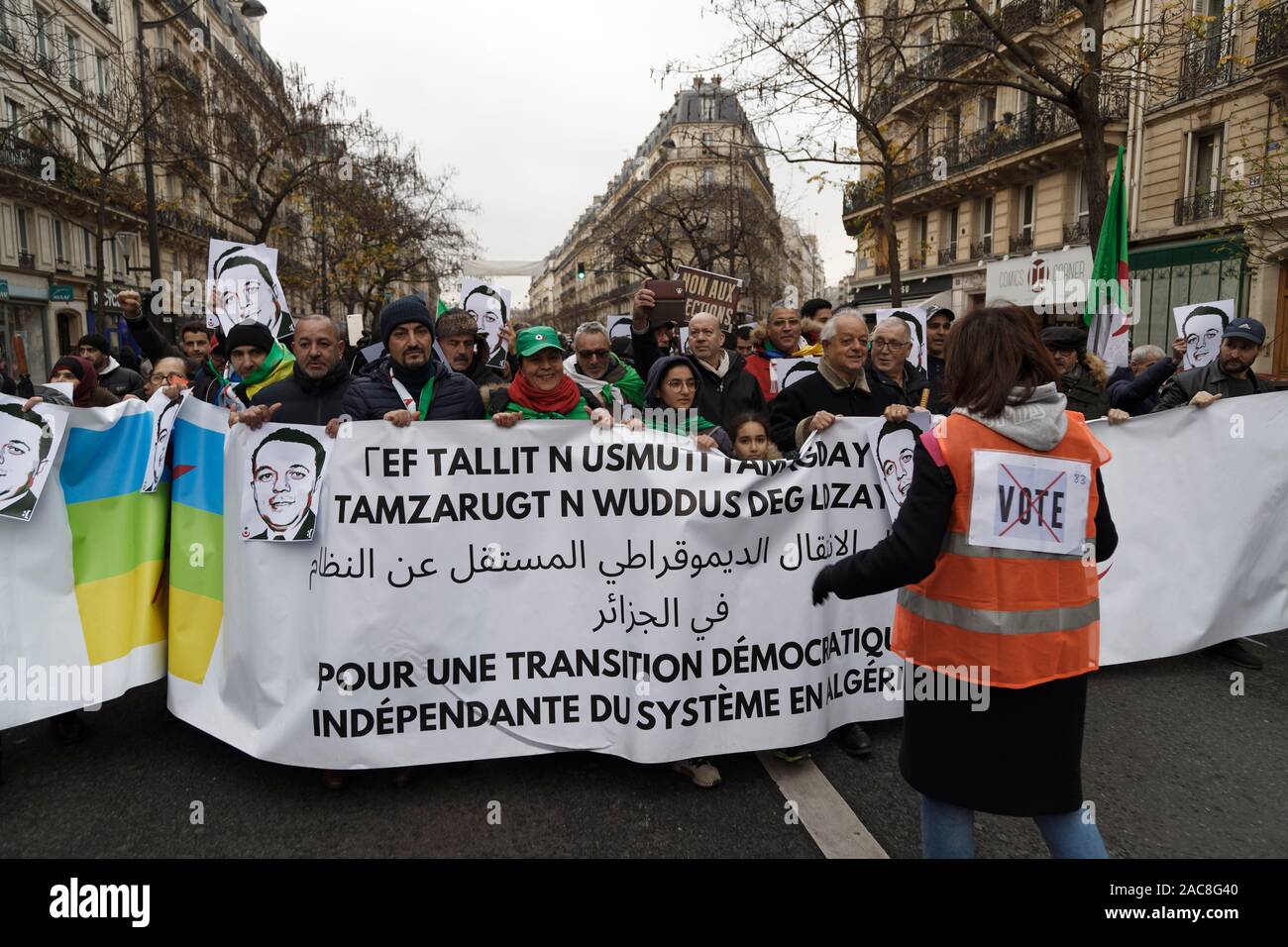Paris, France. 1er décembre 2019. La diaspora algérienne en France mars pour une transition démocratique en Algérie le 1 décembre 2019 à Paris, France. Banque D'Images