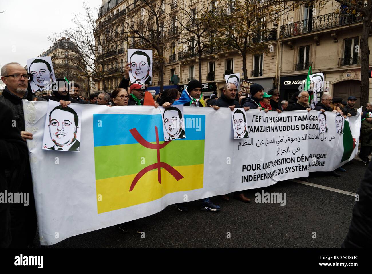 Paris, France. 1er décembre 2019. La diaspora algérienne en France mars pour une transition démocratique en Algérie le 1 décembre 2019 à Paris, France. Banque D'Images