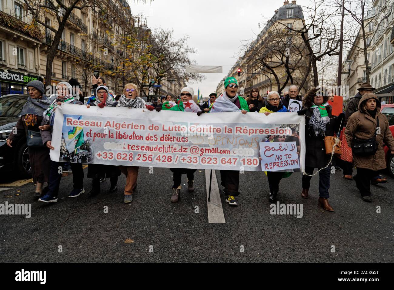 Paris, France. 1er décembre 2019. La diaspora algérienne en France mars pour une transition démocratique en Algérie le 1 décembre 2019 à Paris, France. Banque D'Images