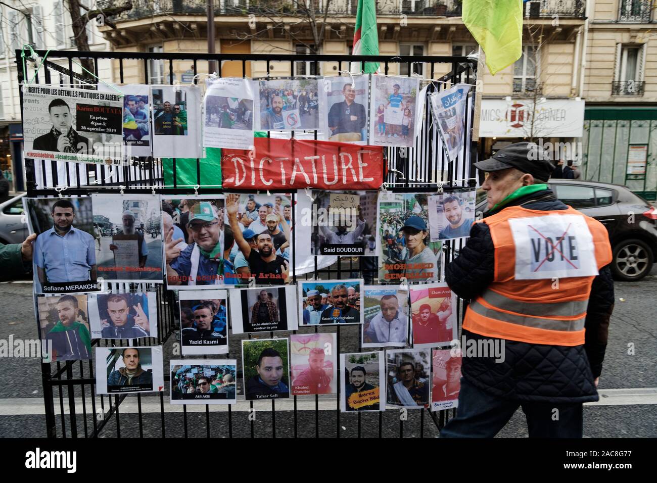 Paris, France. 1er décembre 2019. La diaspora algérienne en France mars pour une transition démocratique en Algérie le 1 décembre 2019 à Paris, France. Banque D'Images