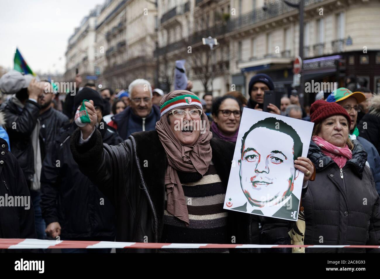 Paris, France. 1er décembre 2019. La diaspora algérienne en France mars pour une transition démocratique en Algérie le 1 décembre 2019 à Paris, France. Banque D'Images