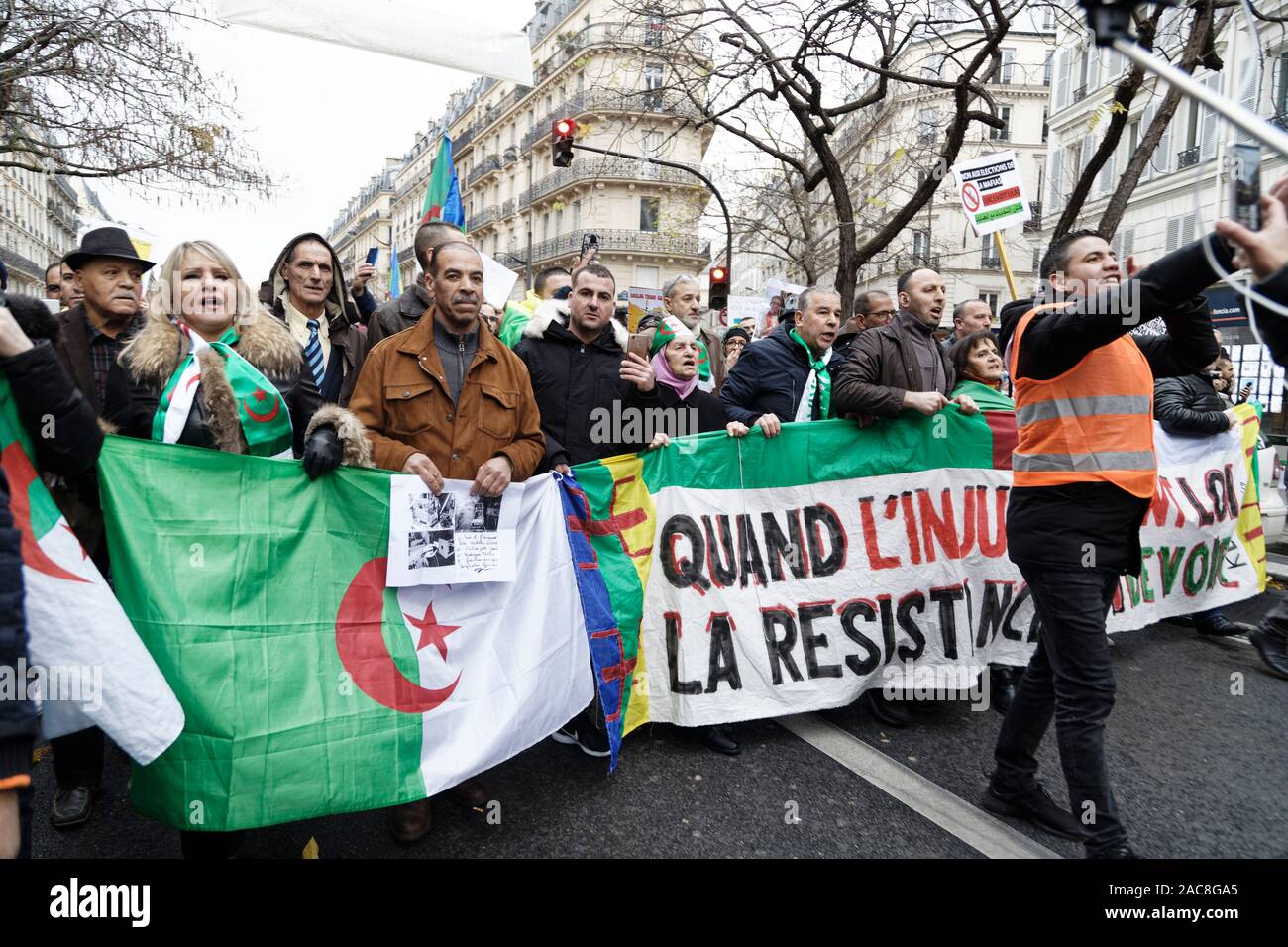 Paris, France. 1er décembre 2019. La diaspora algérienne en France mars pour une transition démocratique en Algérie le 1 décembre 2019 à Paris, France. Banque D'Images