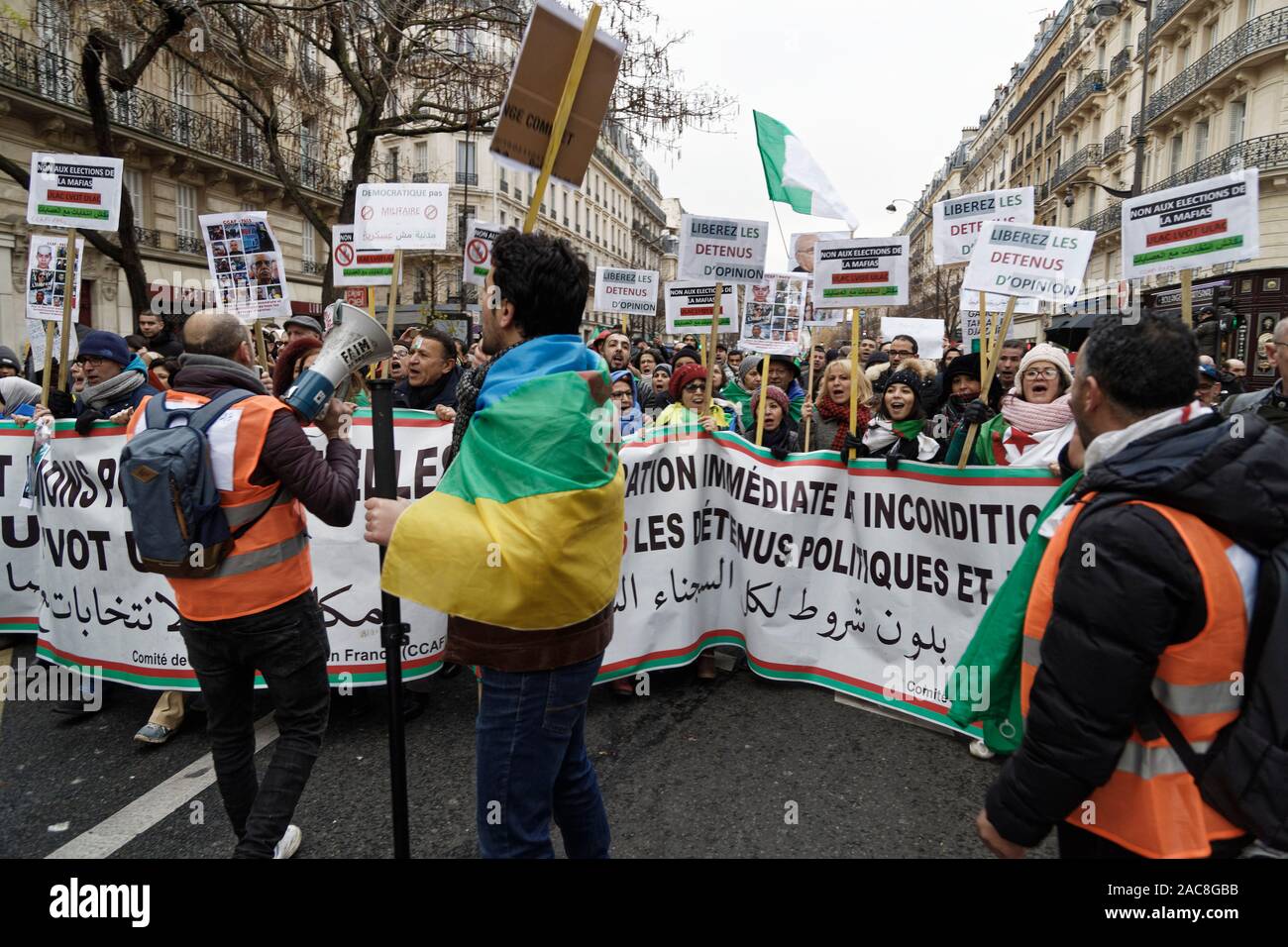 Paris, France. 1er décembre 2019. La diaspora algérienne en France mars pour une transition démocratique en Algérie le 1 décembre 2019 à Paris, France. Banque D'Images