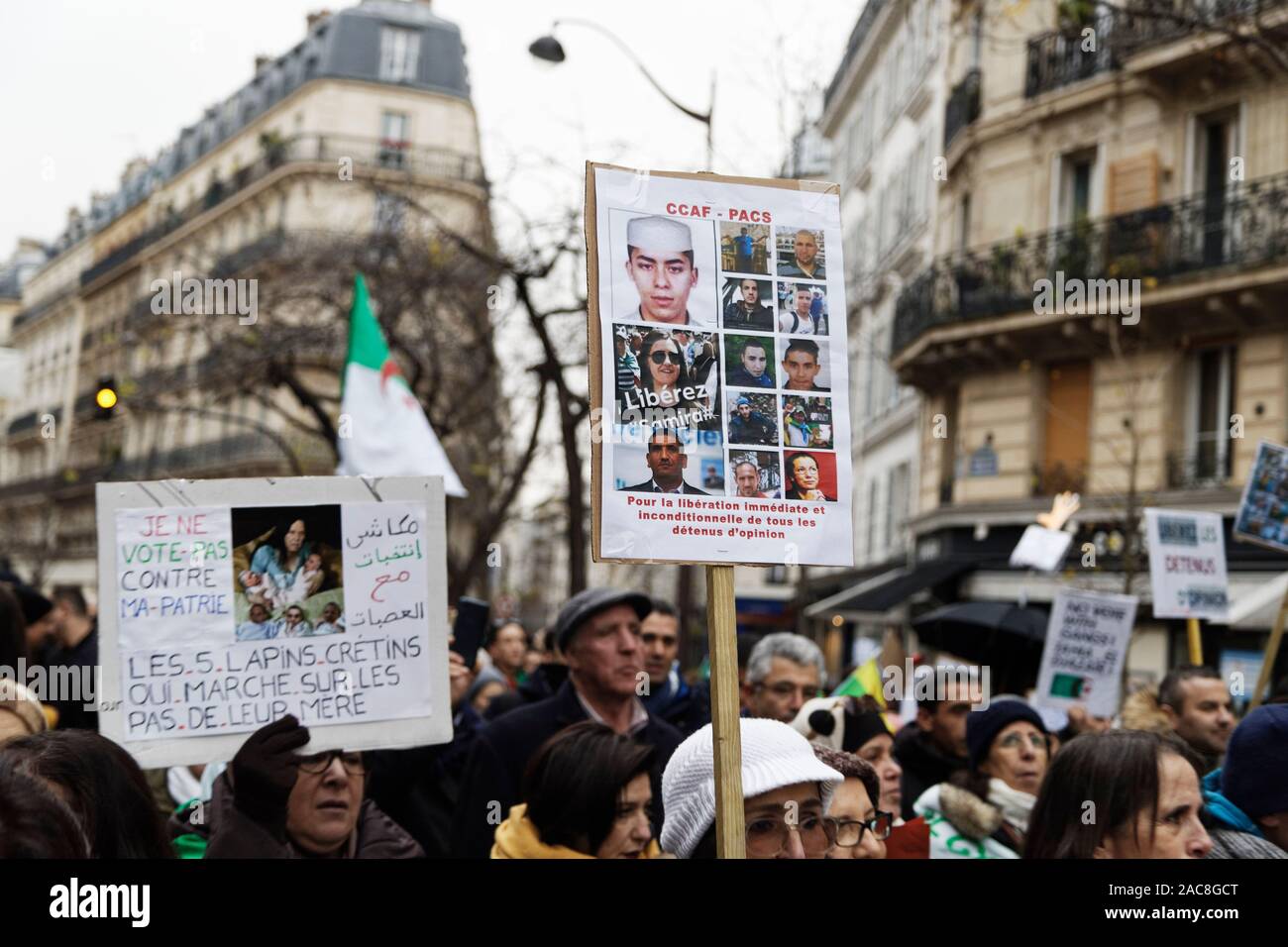 Paris, France. 1er décembre 2019. La diaspora algérienne en France mars pour une transition démocratique en Algérie le 1 décembre 2019 à Paris, France. Banque D'Images