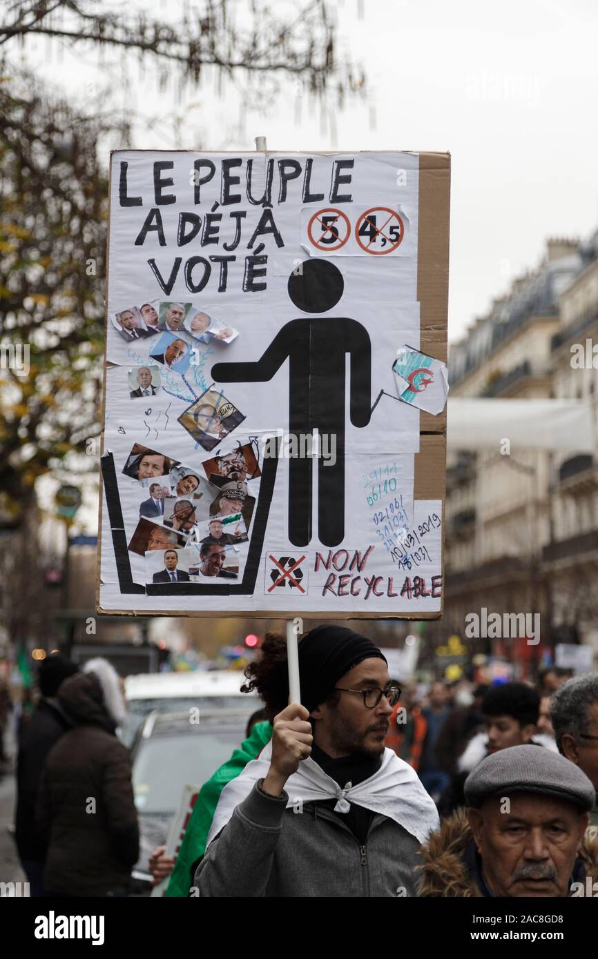 Paris, France. 1er décembre 2019. La diaspora algérienne en France mars pour une transition démocratique en Algérie le 1 décembre 2019 à Paris, France. Banque D'Images