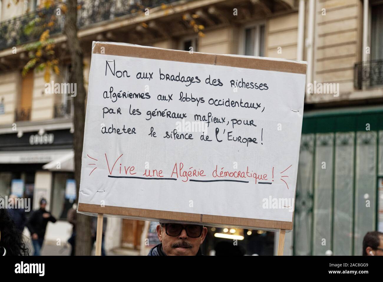 Paris, France. 1er décembre 2019. La diaspora algérienne en France mars pour une transition démocratique en Algérie le 1 décembre 2019 à Paris, France. Banque D'Images