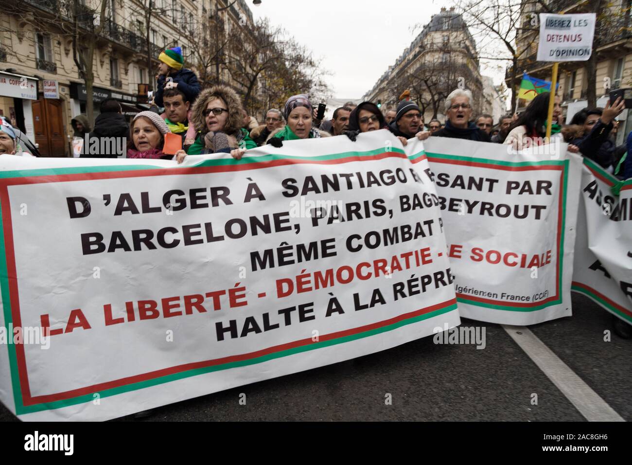 Paris, France. 1er décembre 2019. La diaspora algérienne en France mars pour une transition démocratique en Algérie le 1 décembre 2019 à Paris, France. Banque D'Images