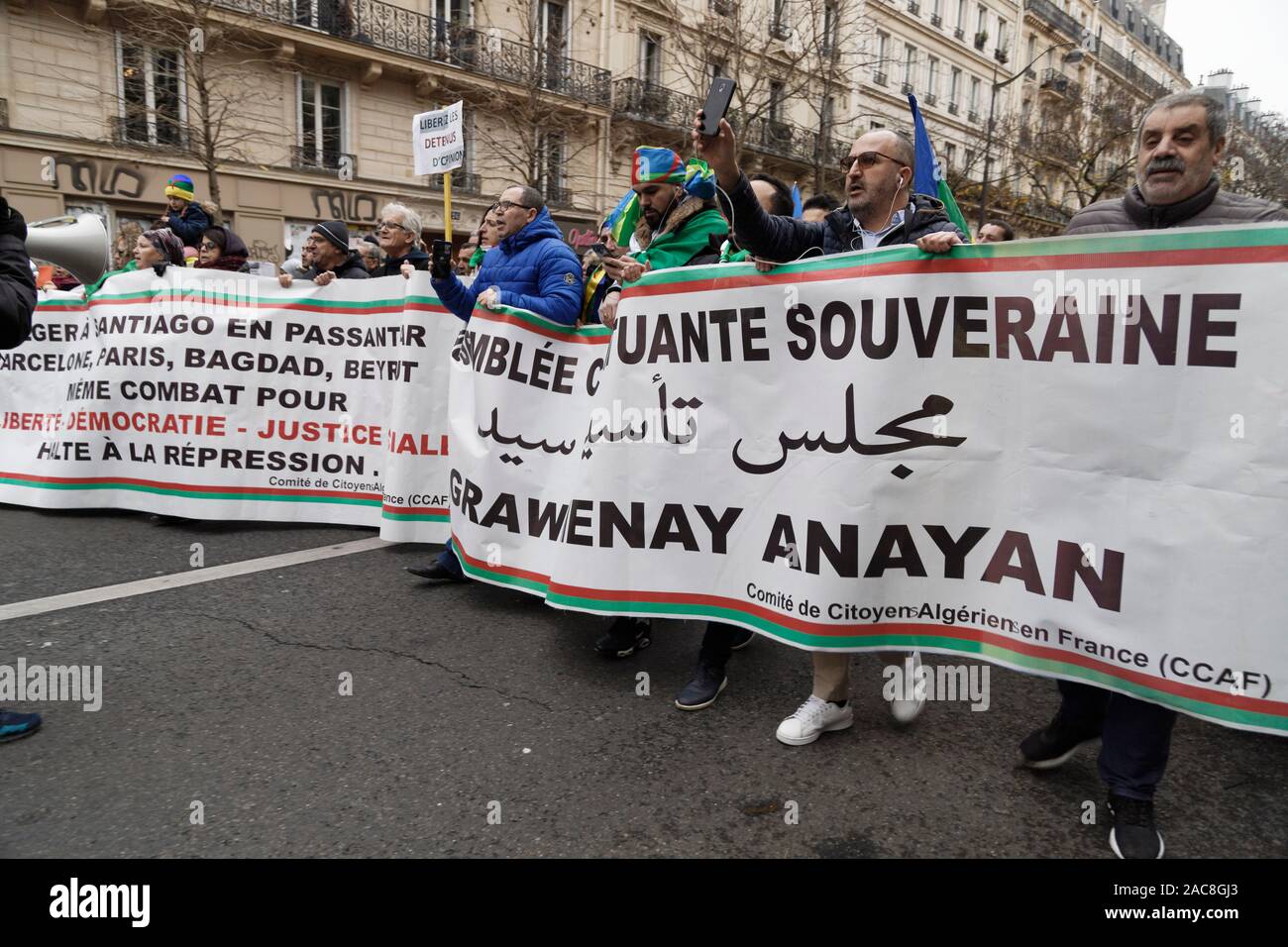 Paris, France. 1er décembre 2019. La diaspora algérienne en France mars pour une transition démocratique en Algérie le 1 décembre 2019 à Paris, France. Banque D'Images