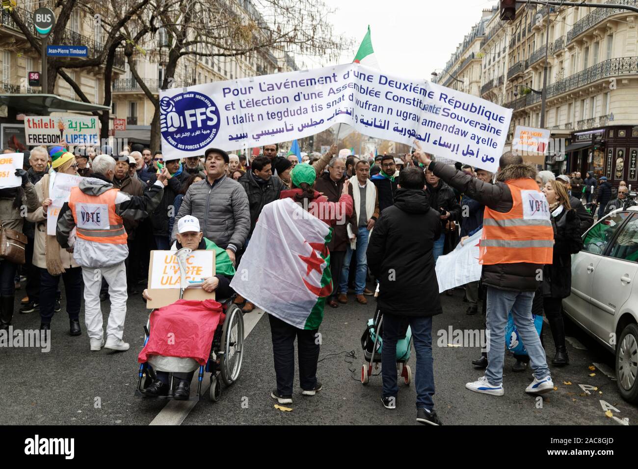 Paris, France. 1er décembre 2019. La diaspora algérienne en France mars pour une transition démocratique en Algérie le 1 décembre 2019 à Paris, France. Banque D'Images