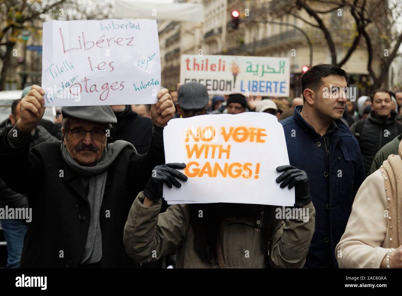 Paris, France. 1er décembre 2019. La diaspora algérienne en France mars pour une transition démocratique en Algérie le 1 décembre 2019 à Paris, France. Banque D'Images
