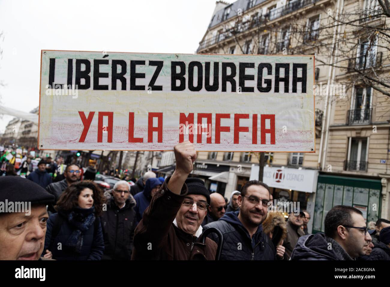 Paris, France. 1er décembre 2019. La diaspora algérienne en France mars pour une transition démocratique en Algérie le 1 décembre 2019 à Paris, France. Banque D'Images