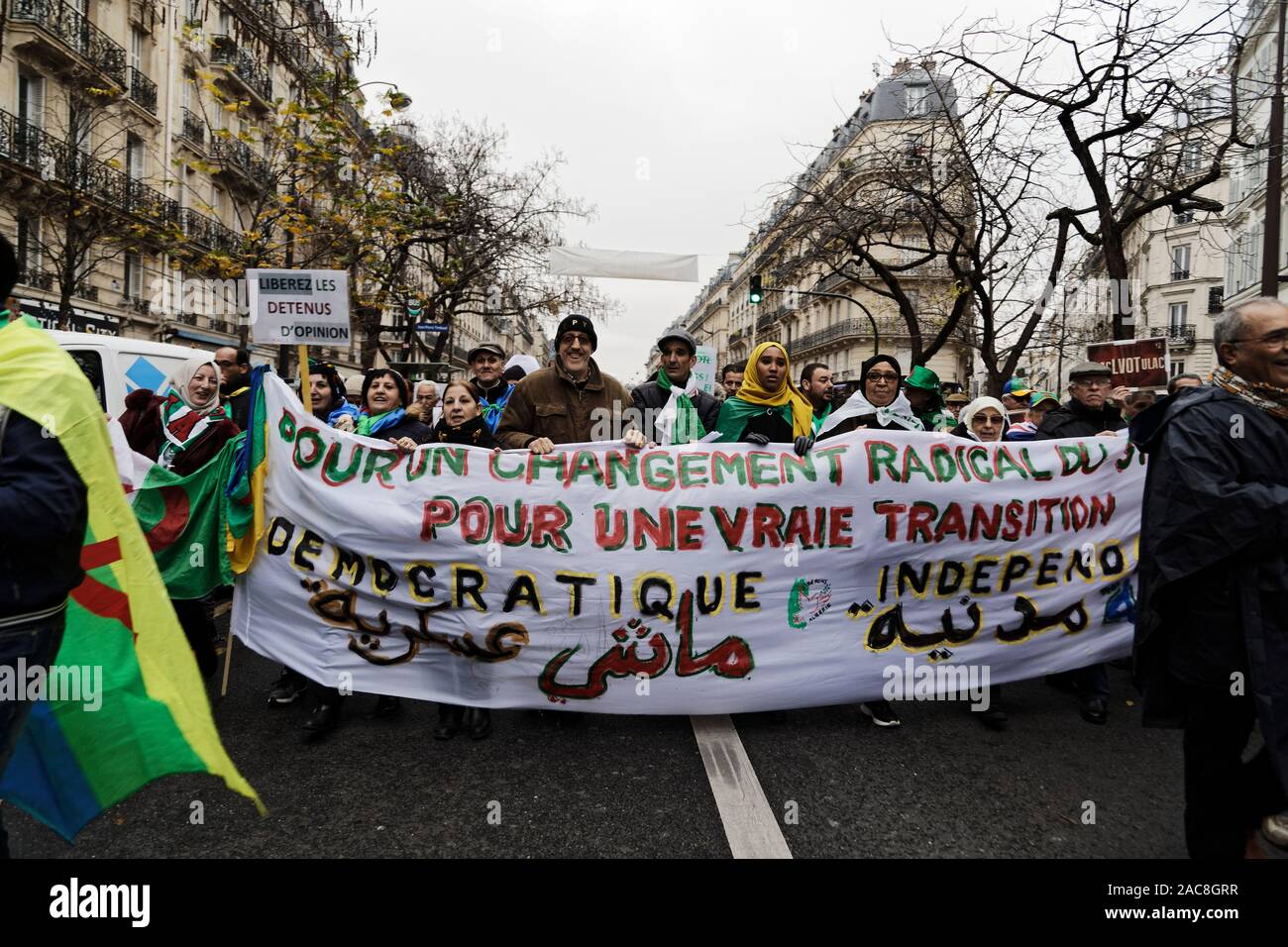 Paris, France. 1er décembre 2019. La diaspora algérienne en France mars pour une transition démocratique en Algérie le 1 décembre 2019 à Paris, France. Banque D'Images