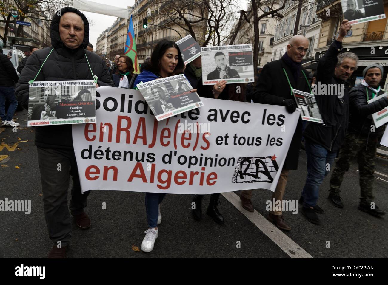 Paris, France. 1er décembre 2019. La diaspora algérienne en France mars pour une transition démocratique en Algérie le 1 décembre 2019 à Paris, France. Banque D'Images
