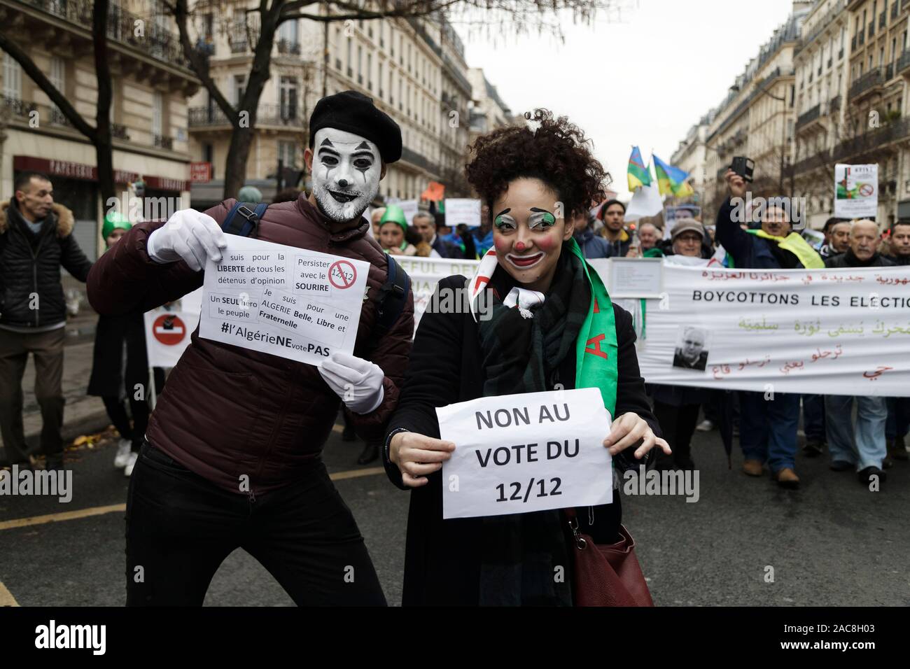 Paris, France. 1er décembre 2019. La diaspora algérienne en France mars pour une transition démocratique en Algérie le 1 décembre 2019 à Paris, France. Banque D'Images