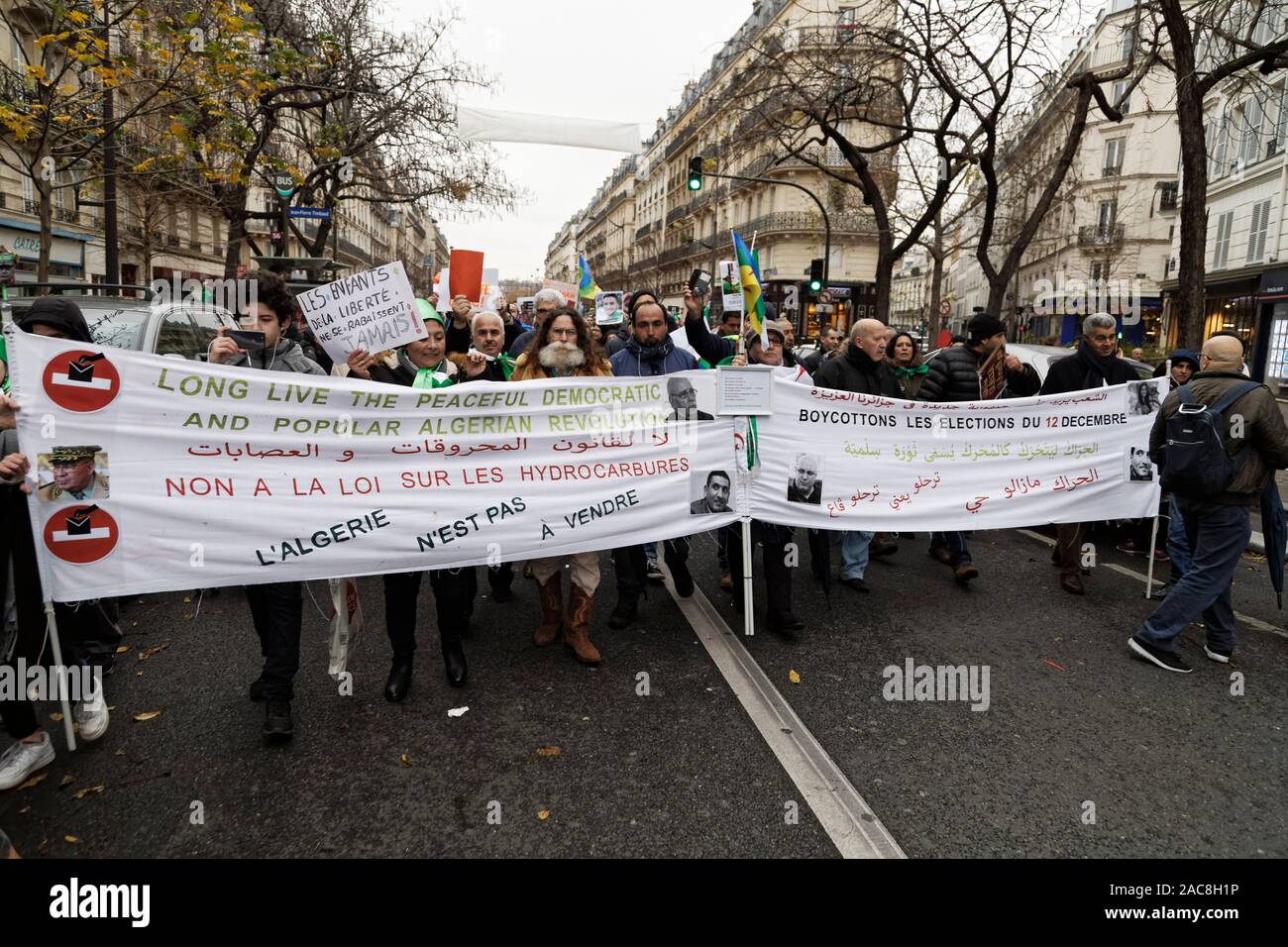 Paris, France. 1er décembre 2019. La diaspora algérienne en France mars pour une transition démocratique en Algérie le 1 décembre 2019 à Paris, France. Banque D'Images