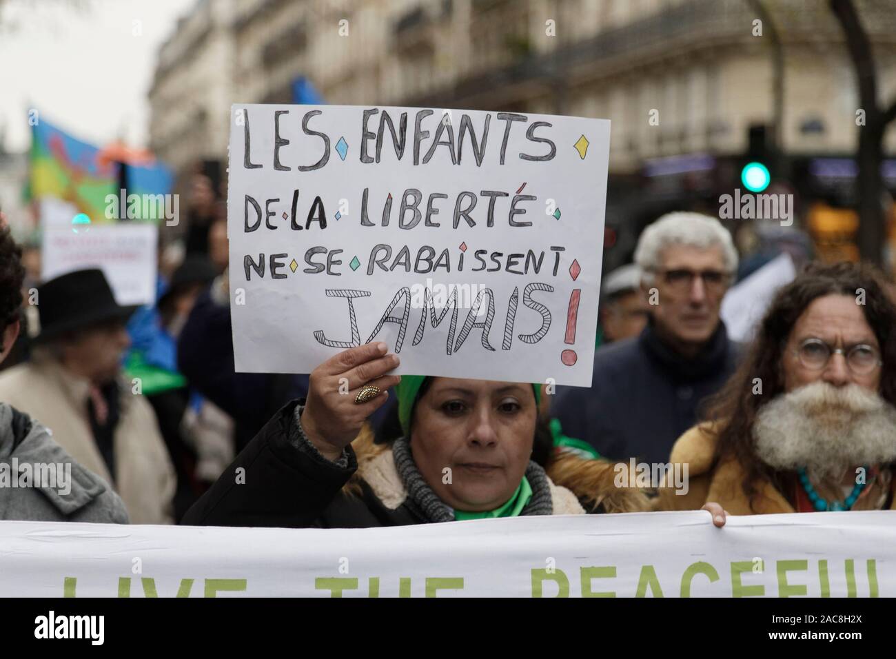Paris, France. 1er décembre 2019. La diaspora algérienne en France mars pour une transition démocratique en Algérie le 1 décembre 2019 à Paris, France. Banque D'Images