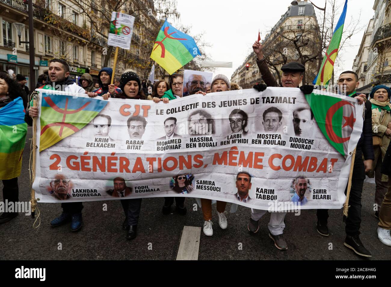 Paris, France. 1er décembre 2019. La diaspora algérienne en France mars pour une transition démocratique en Algérie le 1 décembre 2019 à Paris, France. Banque D'Images