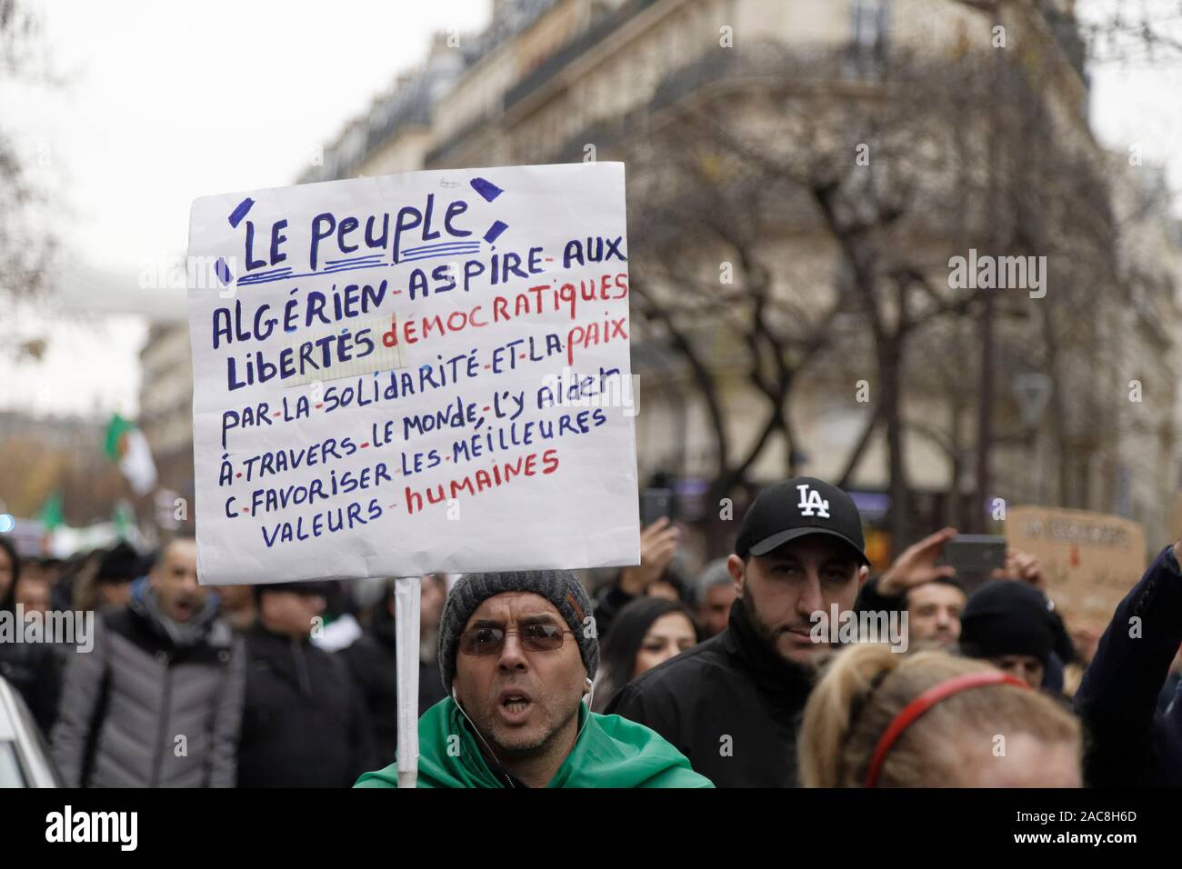 Paris, France. 1er décembre 2019. La diaspora algérienne en France mars pour une transition démocratique en Algérie le 1 décembre 2019 à Paris, France. Banque D'Images
