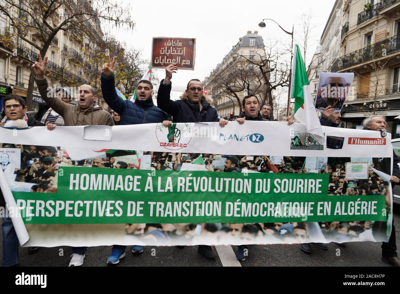 Paris, France. 1er décembre 2019. La diaspora algérienne en France mars pour une transition démocratique en Algérie le 1 décembre 2019 à Paris, France. Banque D'Images