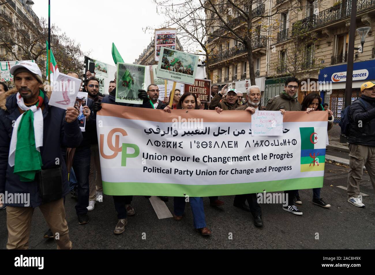 Paris, France. 1er décembre 2019. La diaspora algérienne en France mars pour une transition démocratique en Algérie le 1 décembre 2019 à Paris, France. Banque D'Images
