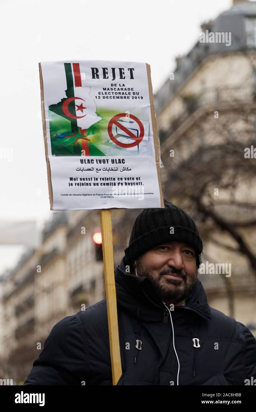 Paris, France. 1er décembre 2019. La diaspora algérienne en France mars pour une transition démocratique en Algérie le 1 décembre 2019 à Paris, France. Banque D'Images