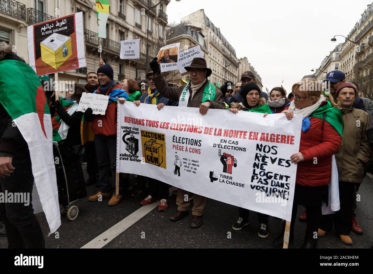 Paris, France. 1er décembre 2019. La diaspora algérienne en France mars pour une transition démocratique en Algérie le 1 décembre 2019 à Paris, France. Banque D'Images