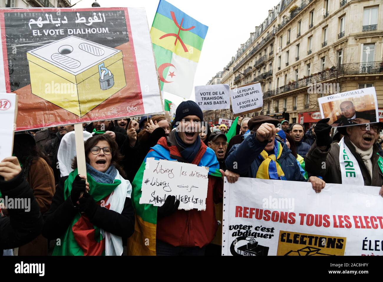 Paris, France. 1er décembre 2019. La diaspora algérienne en France mars pour une transition démocratique en Algérie le 1 décembre 2019 à Paris, France. Banque D'Images