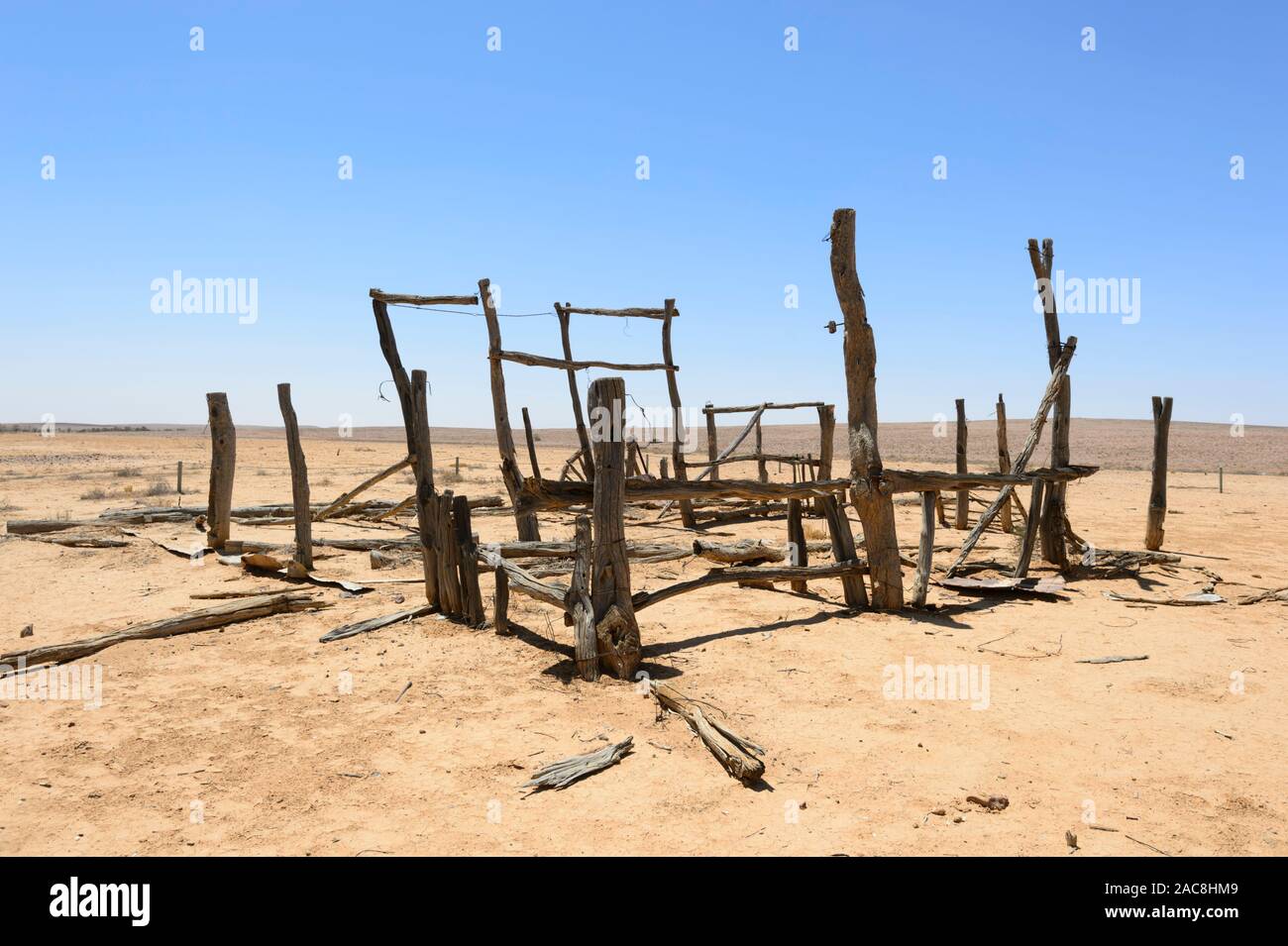 Ruines d'un ancien hangar de tonte avec gidgee posts près de la ville de l'Outback à distance, Burnley New South Wales, NSW, Australie Banque D'Images