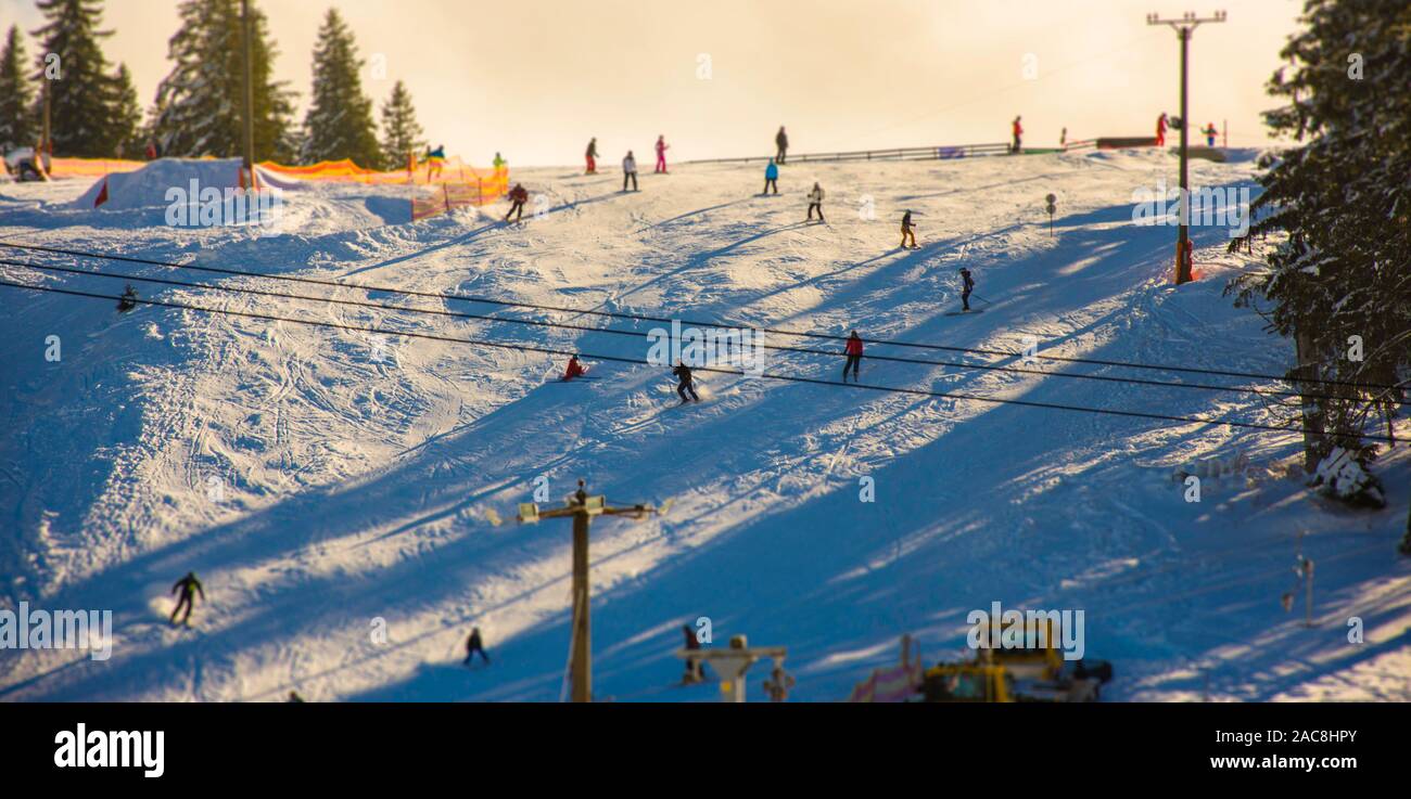 Predeal/Roumanie/ janvier 28, 2019 : Tilt-shift effet de personnes ski Banque D'Images