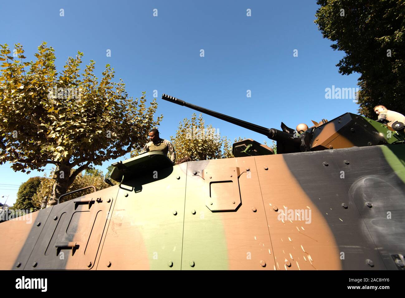 Strasbourg, France - Sep 21, 2019 : Black and Caucasian ethncity sur les soldats de l'avant blindé Français Journées portes ouvertes de l'armée française Banque D'Images