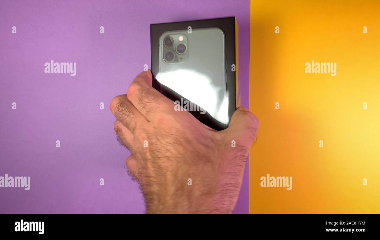 Paris, France - Sep 20, 2019 : man main unboxing déballage nouveau derniers ordinateurs Apple iPhone 11 Pro et Pro smartphone 11 Max triple-objectifs et la nouvelle technologie processeur bionique Banque D'Images