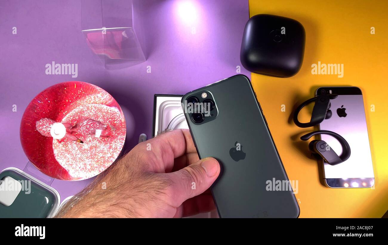 Paris, France - Sep 20, 2019 : man main unboxing déballage nouveau derniers ordinateurs Apple iPhone 11 Pro et Pro smartphone 11 Max triple-objectifs et la nouvelle technologie processeur bionique Banque D'Images