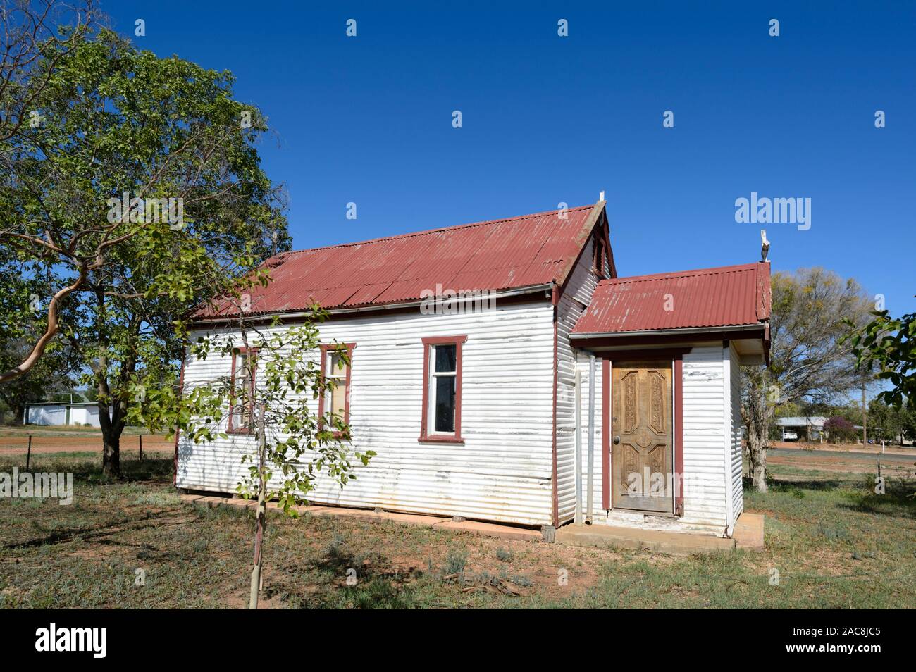 Petite église blanche faite de plaques ondulées dans le petit village rural de Louth, New South Wales, NSW, Australie Banque D'Images