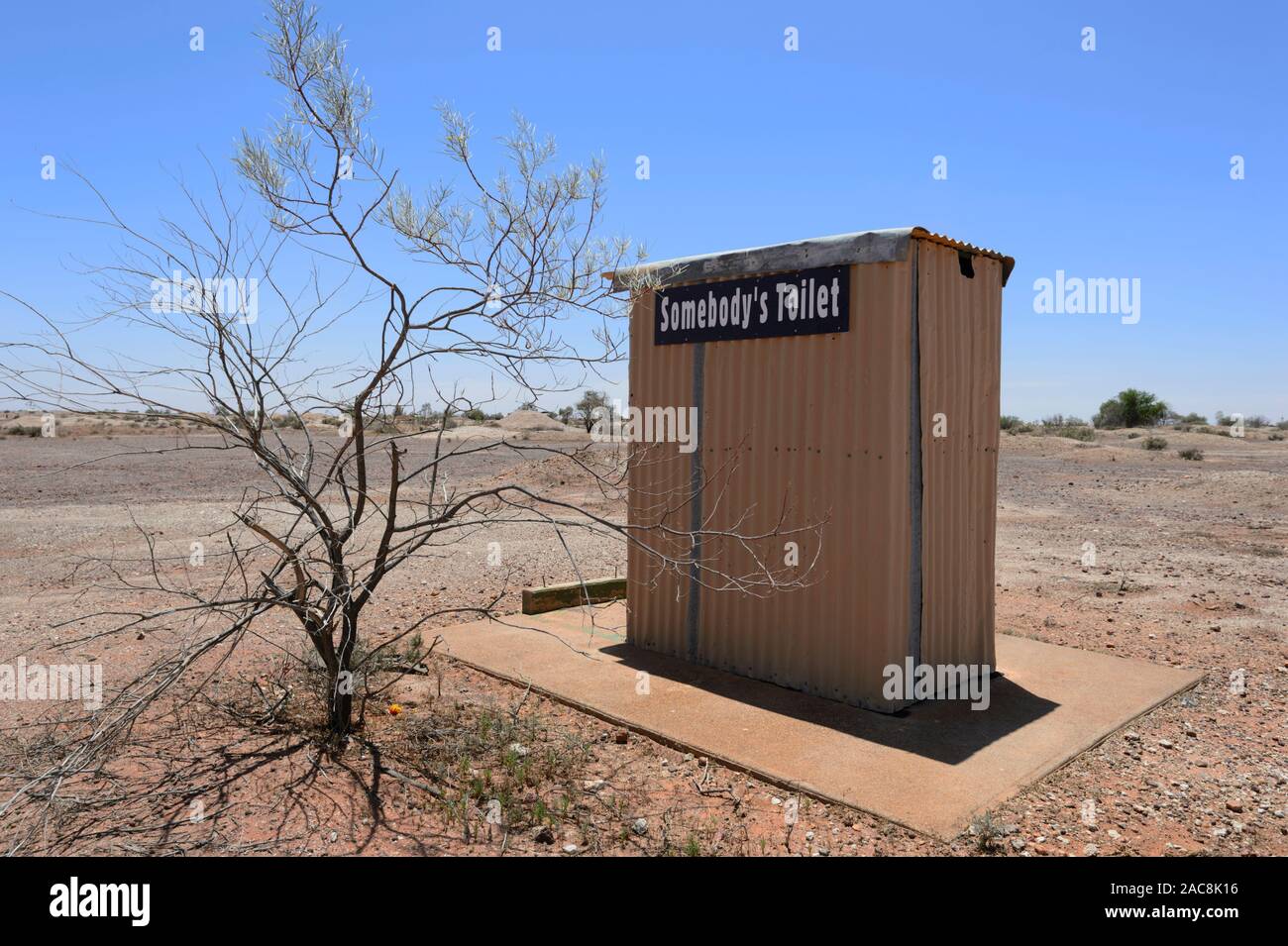 Signe humoristique sur les toilettes dans les champs d'exploitation minière de l'opale, White Cliffs, New South Wales, NSW, Australie Banque D'Images