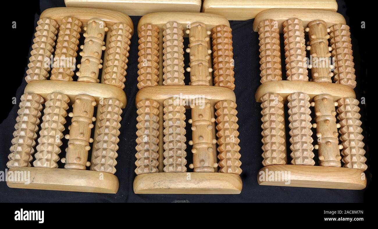 Rouleaux de bois chinois pour massage des pieds et de l'acupressure Banque D'Images