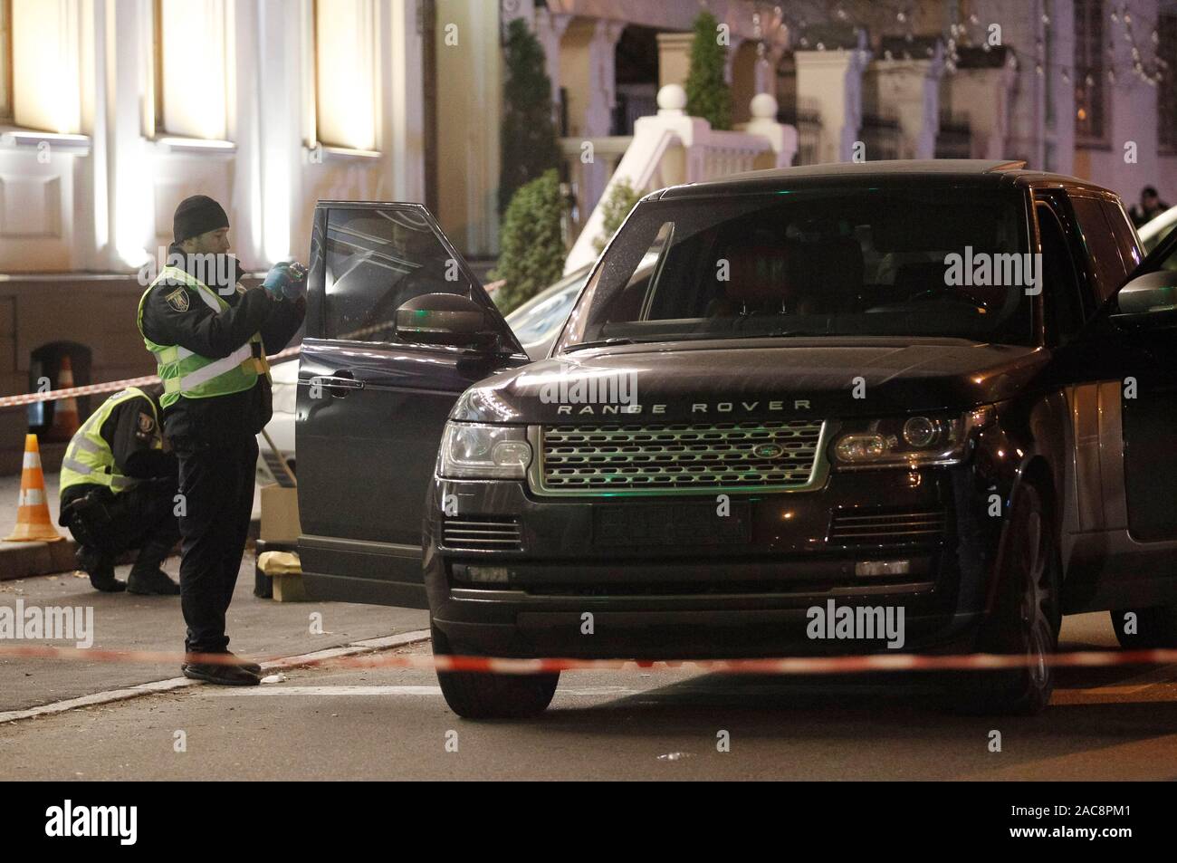 Kiev, Ukraine. 06Th Nov, 2019. Les agents de police et les enquêteurs inspecter une voiture sur un site d'une voiture tourner en centre de Kiev.que les médias locaux ont rapporté, enfant de trois ans a été tué dans une voiture à la suite d'une tentative de meurtre sur un conseil régional de Kiev, le législateur lors de l'inconnu a ouvert le feu sur sa voiture, comme on disait dans les médias. Credit : SOPA/Alamy Images Limited Live News Banque D'Images