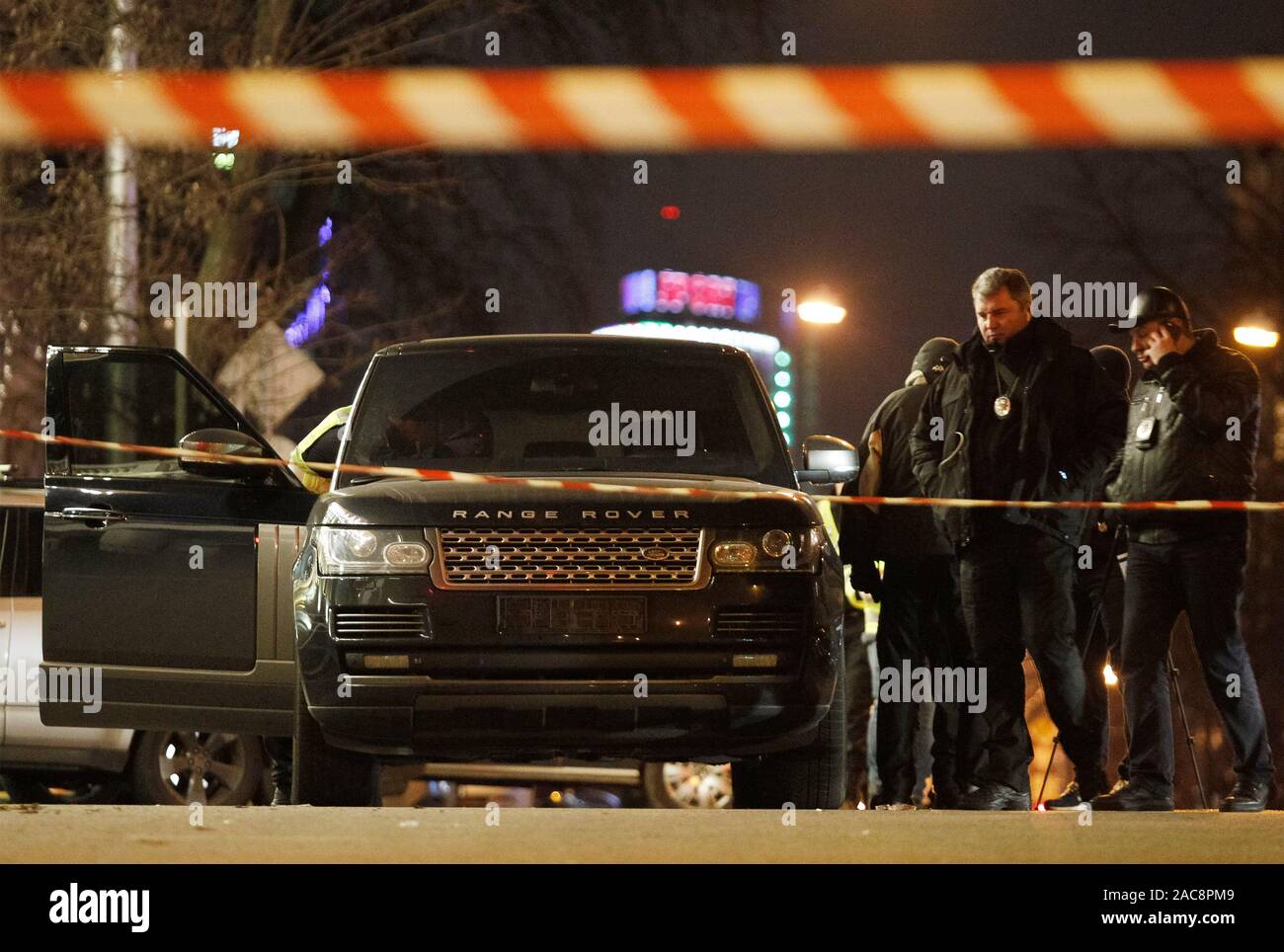 Kiev, Ukraine. 06Th Nov, 2019. Les agents de police et les enquêteurs inspecter une voiture sur un site d'une voiture tourner en centre de Kiev.que les médias locaux ont rapporté, enfant de trois ans a été tué dans une voiture à la suite d'une tentative de meurtre sur un conseil régional de Kiev est législateur, lorsque des inconnus armés ont ouvert le feu sur sa voiture, comme on disait dans les médias. Credit : SOPA/Alamy Images Limited Live News Banque D'Images