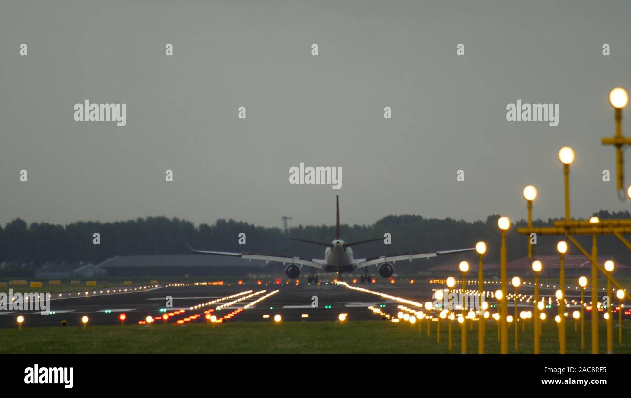 Aéroport d'Amsterdam la nuit Banque D'Images