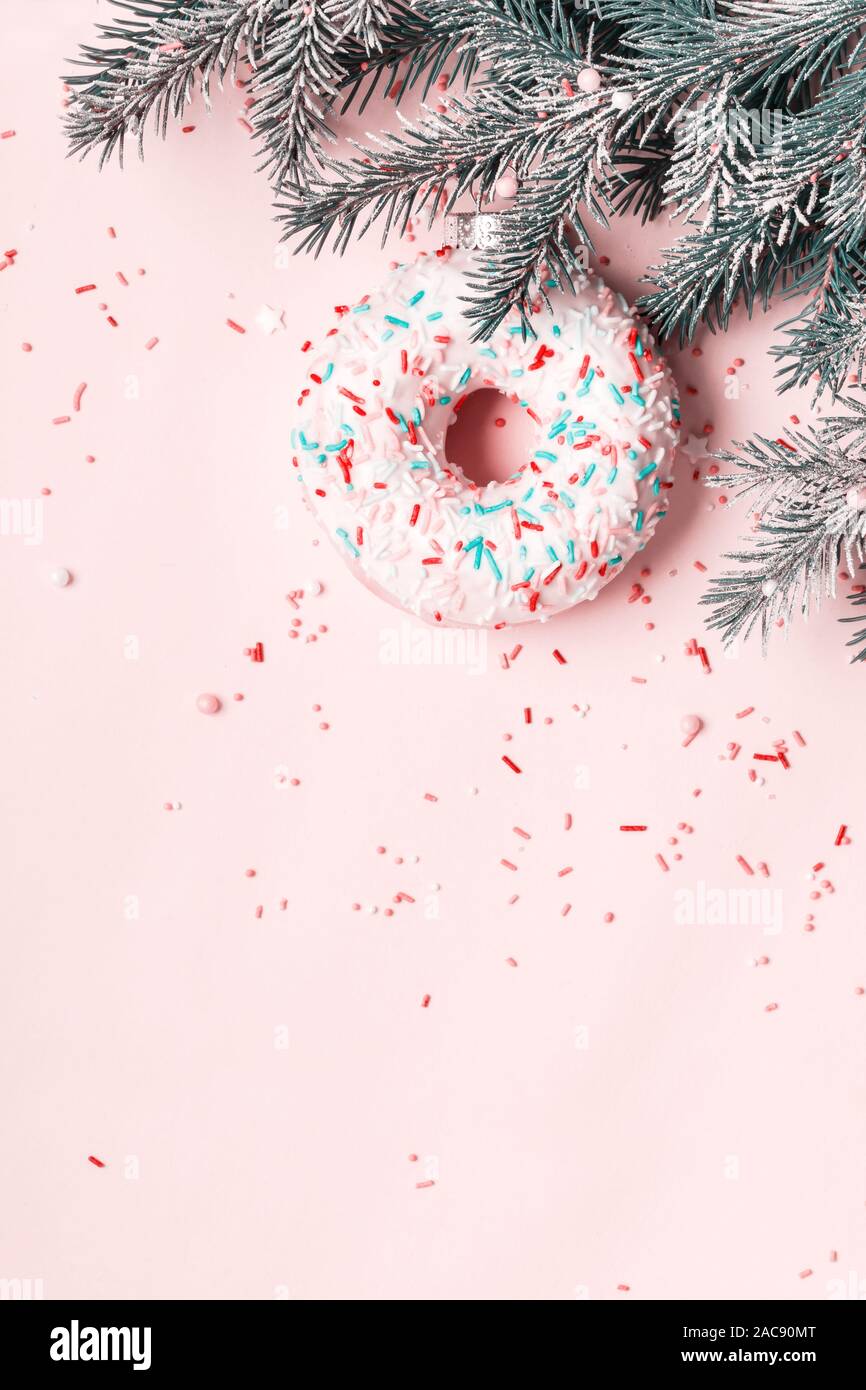 Boule de Noël faite de vitrage beigne et saupoudrer de sucre. Création de Noël arrière-plan. Banque D'Images