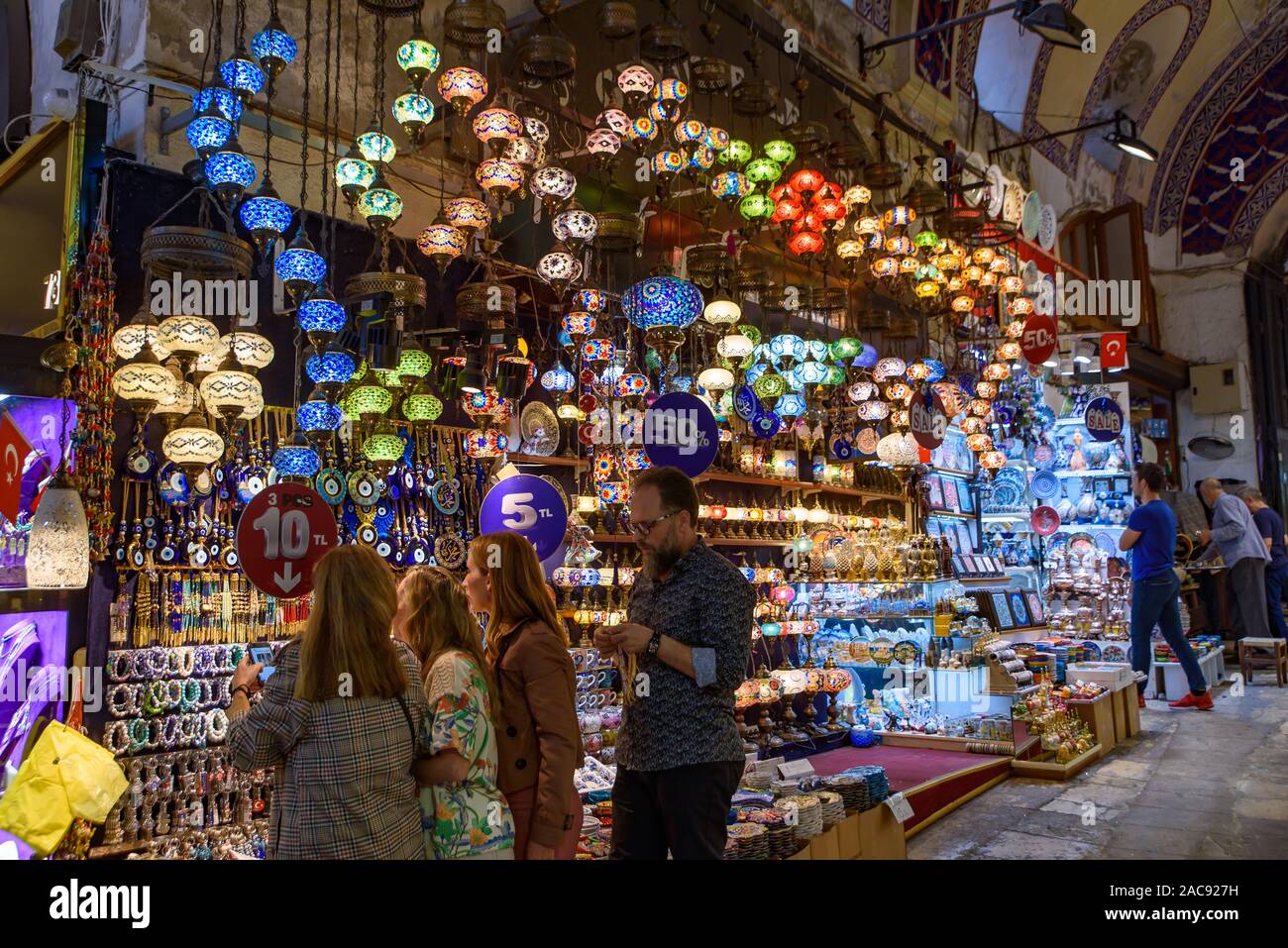 Mosaïque turc ottoman / lampe lumière à l'intérieur des boutiques du Grand Bazar à Istanbul, Turquie, l'un des plus grands et les plus anciens marchés couverts dans le monde Banque D'Images