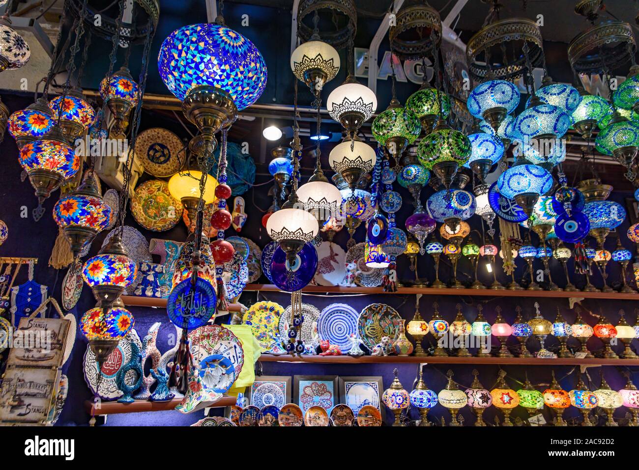 Les lampes colorées mosaïque turc ottoman / lumières dans le Grand Bazar, Istanbul, Turquie Banque D'Images