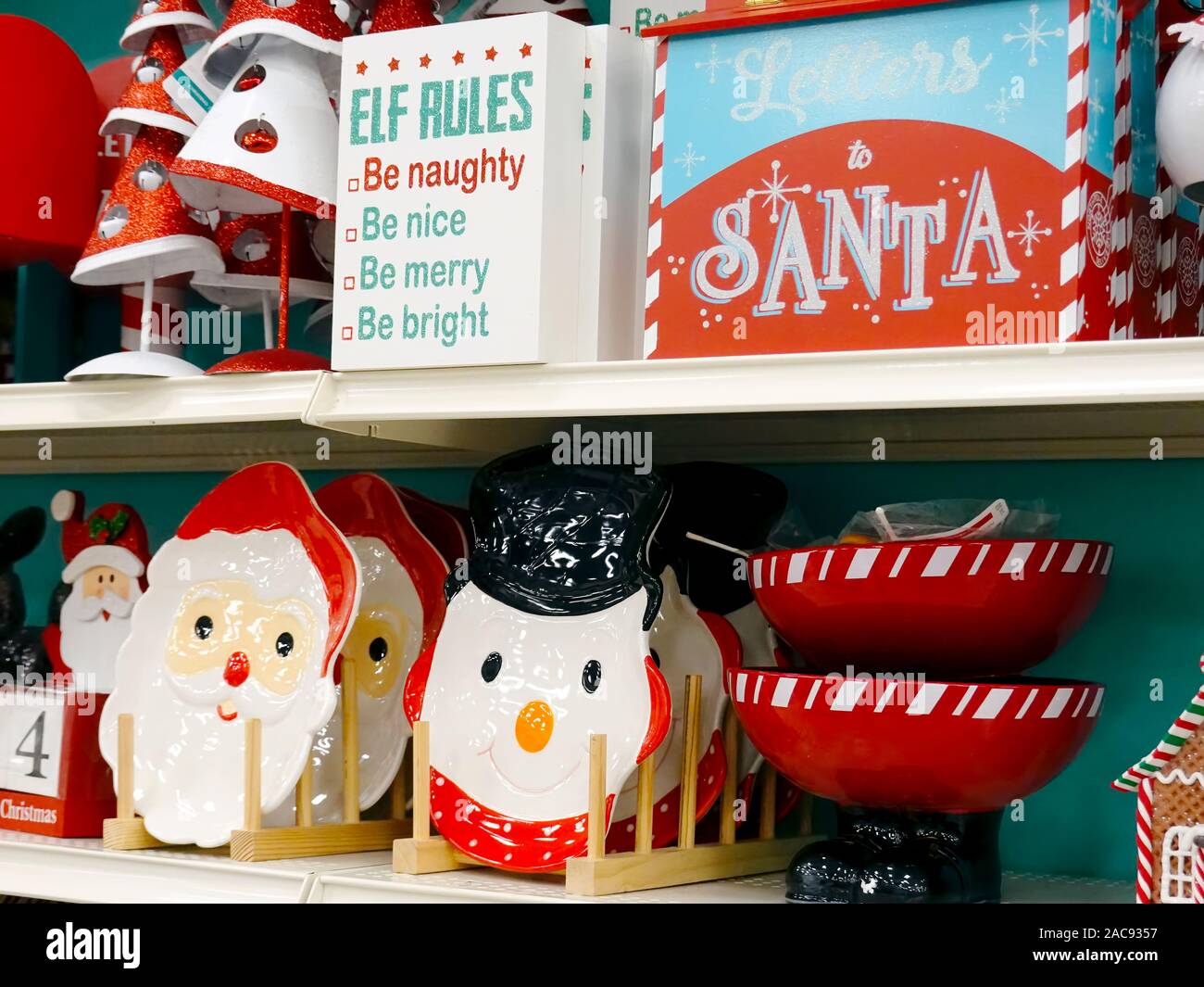 Nouveautés de Noël exposées dans un magasin du Lower Mainland, en Colombie-Britannique, au Canada. Banque D'Images