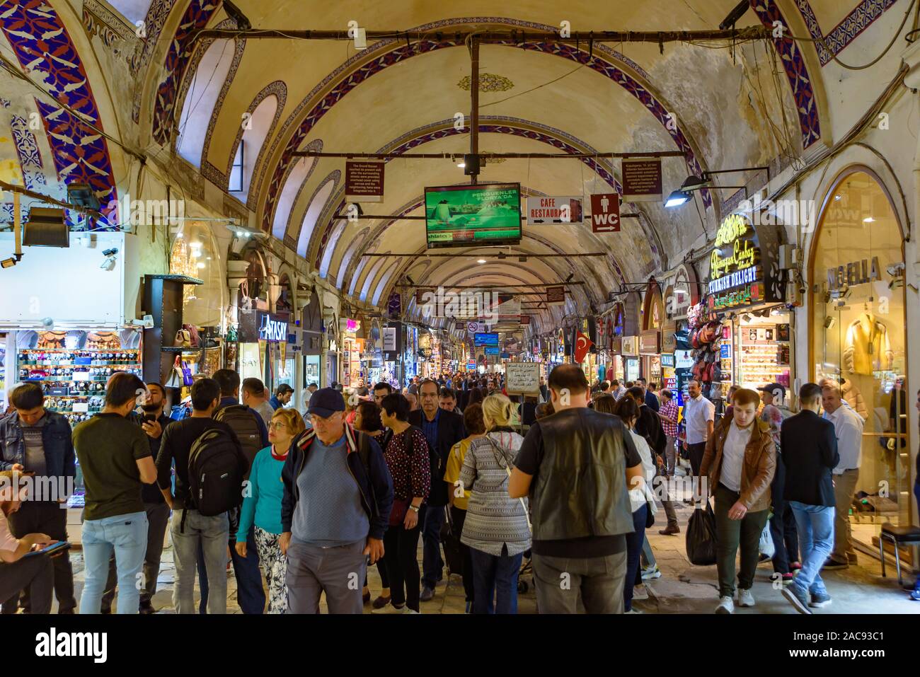 Boutiques à l'intérieur du Grand Bazar à Istanbul, Turquie, l'un des plus grands et les plus anciens marchés couverts dans le monde Banque D'Images