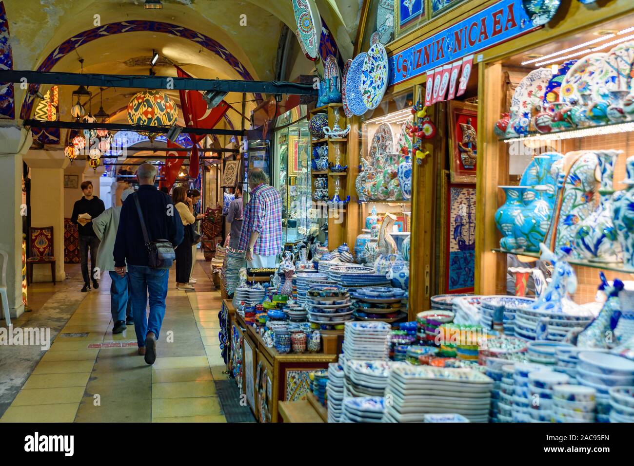 Boutiques à l'intérieur du Grand Bazar à Istanbul, Turquie, l'un des plus grands et les plus anciens marchés couverts dans le monde Banque D'Images